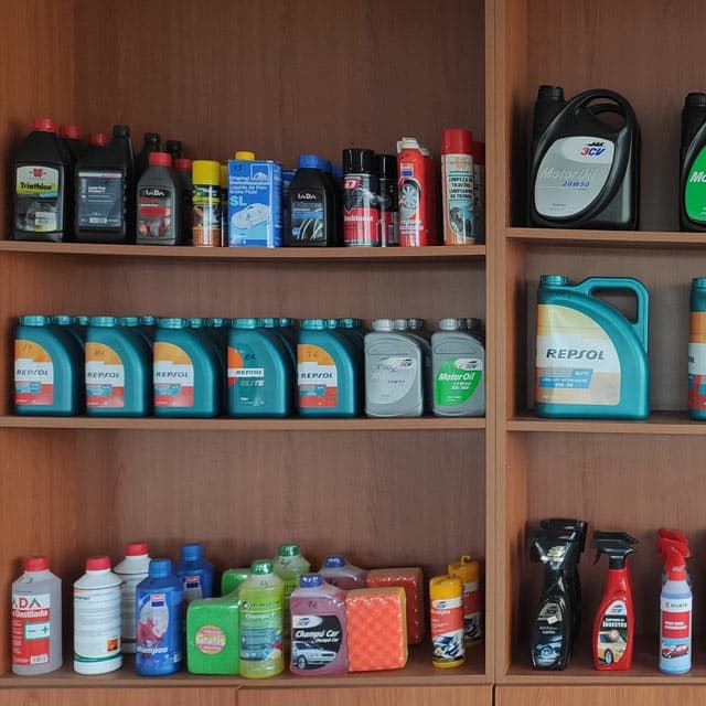 Productos y comodidad en la tienda de Gasóleos de Monforte S.L.